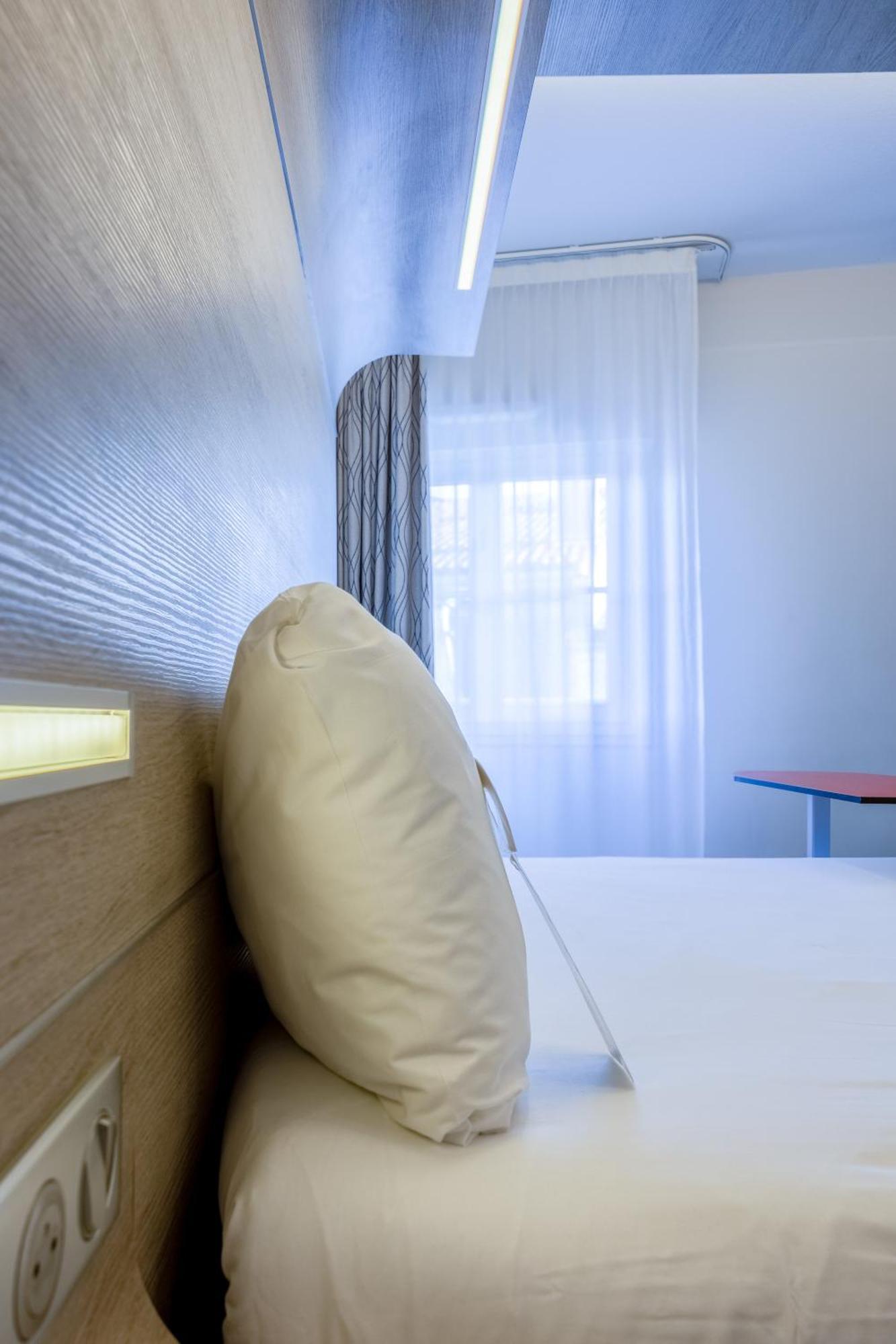 Hotel Ibis Styles La Rochelle Centre Exterior foto
